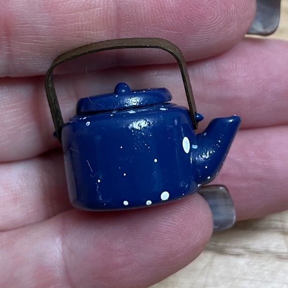 Vintage Dollhouse Miniature Tea Kettle & Ice Cream Maker Churn Blue Spatterware - Picture 5 of 9